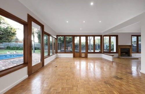 Brighton East Villa | Large 5BR Home-Pool-BBQ-4 CarPark-Central Location