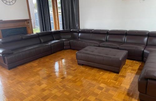 Brighton East Villa | Large 5BR Home-Pool-BBQ-4 CarPark-Central Location
