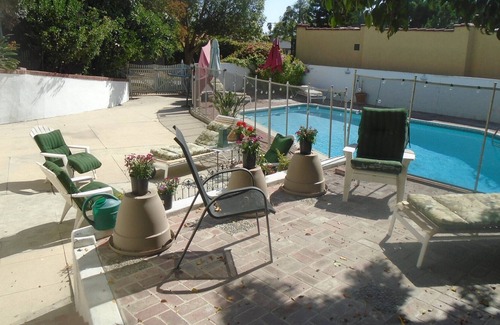 Glenwood House | Large 6 Bedroom home Beverly Hills area of Glendale, sleeps 12, with pool