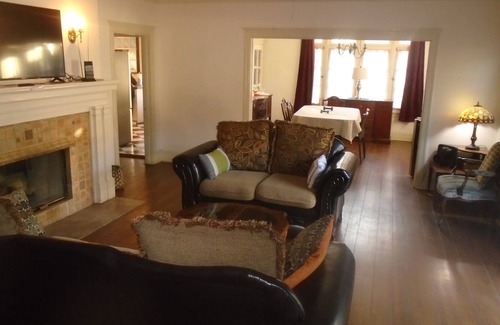 Glenwood House | Large 6 Bedroom home Beverly Hills area of Glendale, sleeps 12, with pool