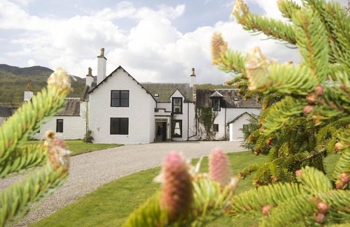 Newtonmore House | Large 7-bedroom Scottish house sleeping up to 15 in beautiful Highlands setting