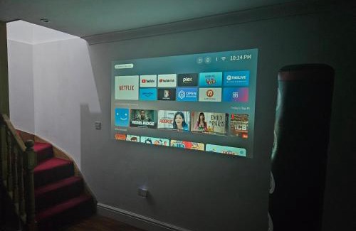 Windsor Ski Chalet | Large Annexe with games room pool table ping pong air hockey movie projector