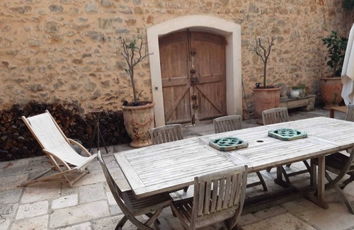 Gruissan House | Large antique dealer's house in a village with large private courtyard