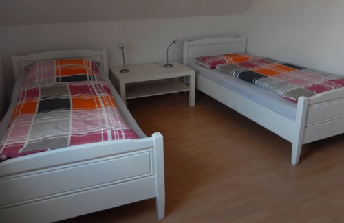 Stinteck Apartment | Large apartment in nearby dike for 4 people with swimming pool in the house.