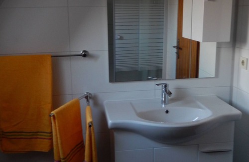 Stinteck Apartment | Large apartment in nearby dike for 4 people with swimming pool in the house.