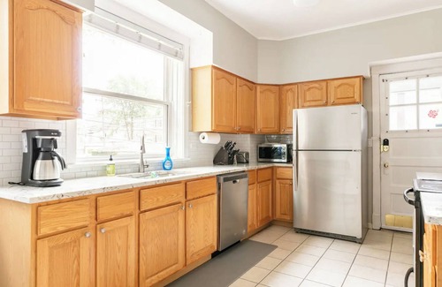 South Evanston House | Large Apartment great for families! Close to everything w Free Parking