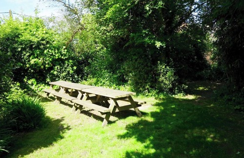 New Forest District Cottage | Large Arts & Crafts Cottage with 7 bedrooms in Lymington near the coast