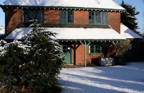 New Forest District Cottage | Large Arts & Crafts Cottage with 7 bedrooms in Lymington near the coast