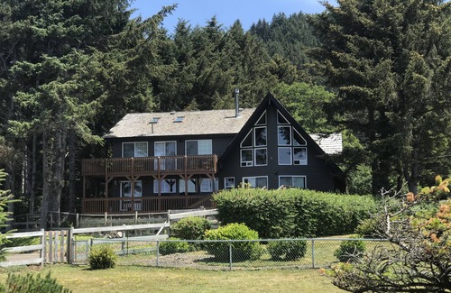 Yachats House | Large beach home with fantastic views of the Oregon Coast with a quaint cabin.