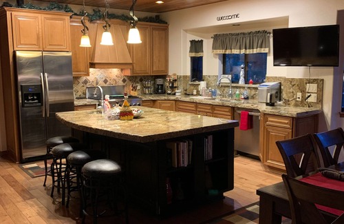 Torreon House | Large beautiful cabin home with hot tub under the pine trees.