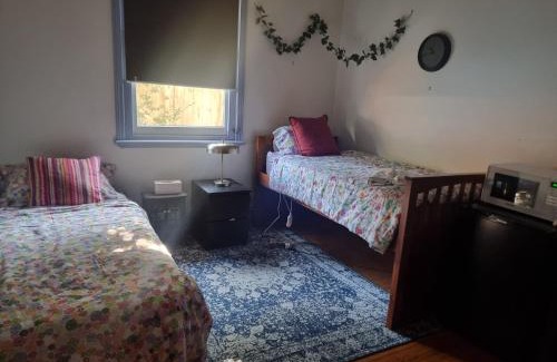 Oakleigh House | Large bedroom with twin beds and private bathroom
