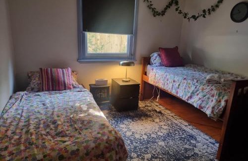 Oakleigh House | Large bedroom with twin beds and private bathroom