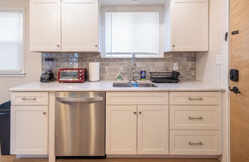 Belleville Apartment | Large Belleville 1 Bed - Pets OK, Parking, Laundry, Fios, Safe, Dog Park Nearby