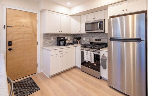 Belleville Apartment | Large Belleville 1 Bed - Pets OK, Parking, Laundry, Fios, Safe, Dog Park Nearby