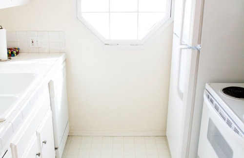 Wilshire Montana Apartment | Large, bright, and sunny apartment steps from beach