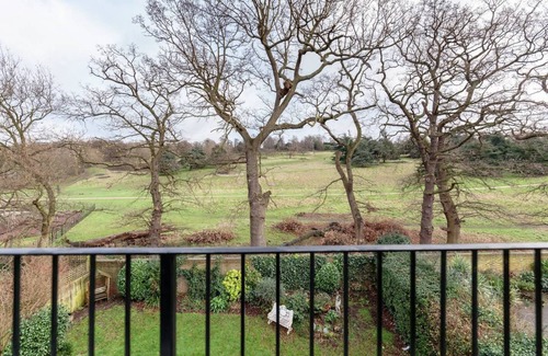Richmond-upon-Thames House | Large Bright En-Suite Bedroom Overlooking Richmond Park