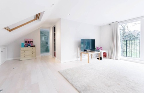 Richmond-upon-Thames House | Large Bright En-Suite Bedroom Overlooking Richmond Park