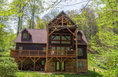 Ogle Meadows Cabin | Large cabin nestled in the Blue Ridge Mountains only 45 minutes from Asheville