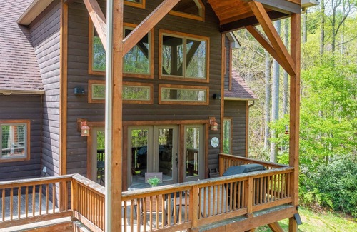 Ogle Meadows Cabin | Large cabin nestled in the Blue Ridge Mountains only 45 minutes from Asheville