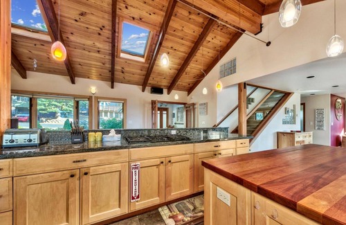Montgomery Estates Cabin | Large Cabin with Game Room, Hot Tub, 11 Beds, Near Heavenly