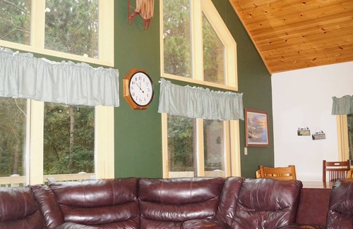 Friendship House | Large Cabin with WiFi - Sleeps 15. Great Location: near Castle Rock + WI Dells