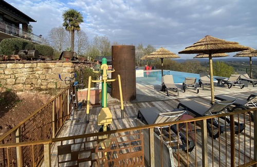 Meyssac Cottage | large capacity cottage with heated infinity pool and Jacuzzi