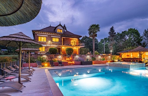 Meyssac Cottage | large capacity cottage with heated infinity pool and Jacuzzi