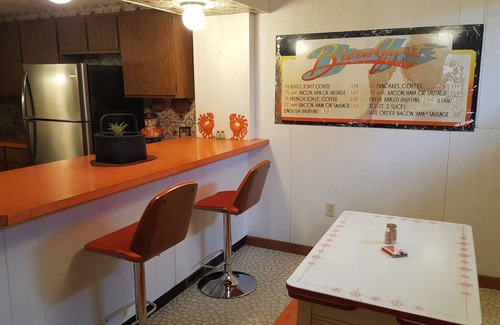 Waterbury House | Large, Comfortable, Retro 1970s Hillside Chalet