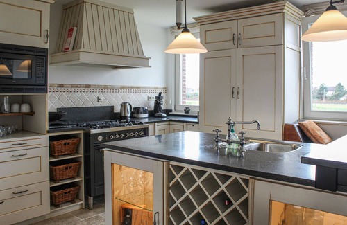 Municipality of Hellevoetsluis House | Large cottage with space for a family.