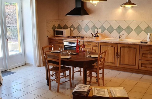 Saint-Paul-de-Vezelin Cottage | Large country house with fireplace, garden, and Wifi