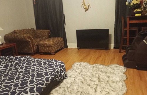 Bloomfield House | Large cozy 1 bedroom