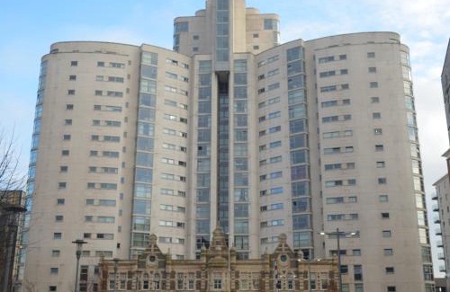 Cardiff City Centre House | Large Double Room in Cardiff City Centre, Room Only with Own Bathroom, HOST LIVES ON SITE