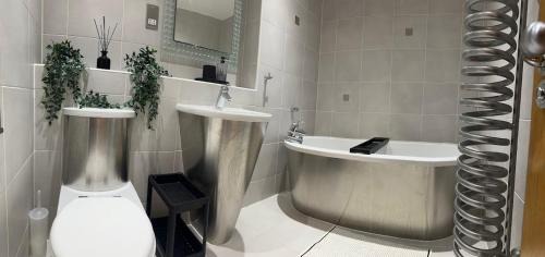 Cardiff City Centre House | Large Double Room in Cardiff City Centre, Room Only with Own Bathroom, HOST LIVES ON SITE