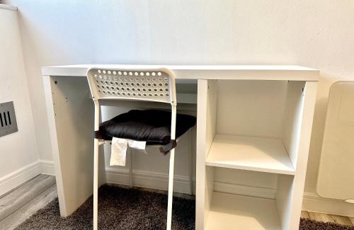 Cardiff City Centre House | Large Double Room in Cardiff City Centre, Room Only with Own Bathroom, HOST LIVES ON SITE