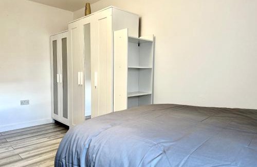 Cardiff City Centre House | Large Double Room in Cardiff City Centre, Room Only with Own Bathroom, HOST LIVES ON SITE