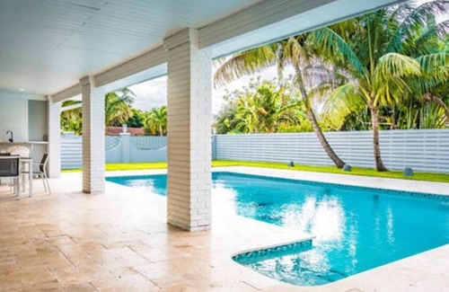 Hollywood Hills House | LARGE ESTATE B-BALL/POOL HOME + b- ball court , oversized pool