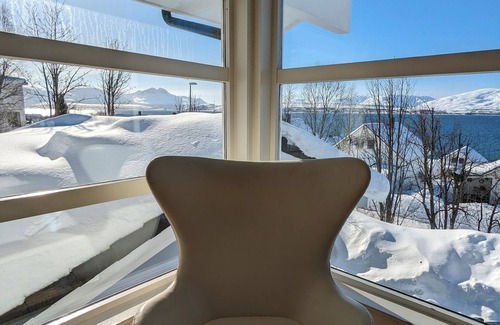 Tromso Villa | large exclusive Villa with panoramic view and jacuzzi.