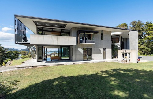 Parua Bay Villa | Large executive Villa with Spa and Fireplaces