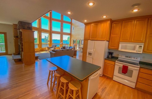 Annandale House | Large Family Cabin on Lake Sylvia -Beautiful & Clean Lake! Awesome Fishing