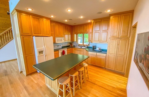 Annandale House | Large Family Cabin on Lake Sylvia -Beautiful & Clean Lake! Awesome Fishing