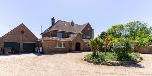 Charlton Marshall House | Large Family Home 23 min to Beach and New Forest