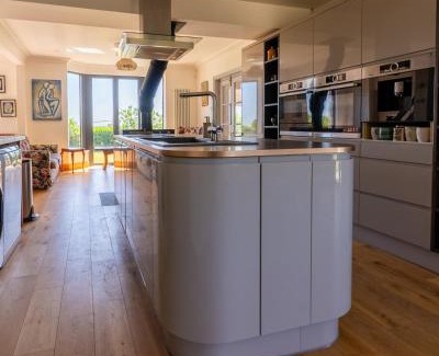 Charlton Marshall House | Large Family Home 23 min to Beach and New Forest