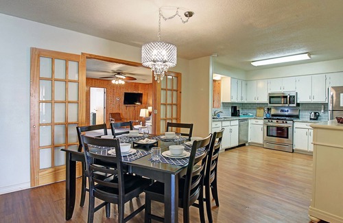 Tulsa House | Large Family Home near EXPO/Downtown/TU