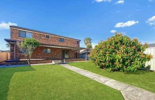 Lake Illawarra House | Large Family Home @ Warilla Beach