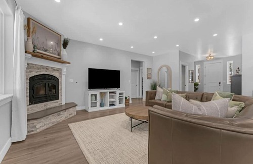 Flagstaff House | Large Flagstaff Home Near Violas with Hot Tub