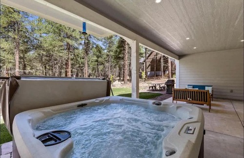 Flagstaff House | Large Flagstaff Home Near Violas with Hot Tub
