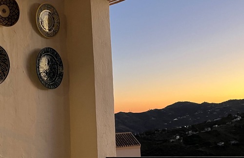 Frigiliana House | Large Four bedroom house in exquisite 16th century Moorish village. Sleeps 8.