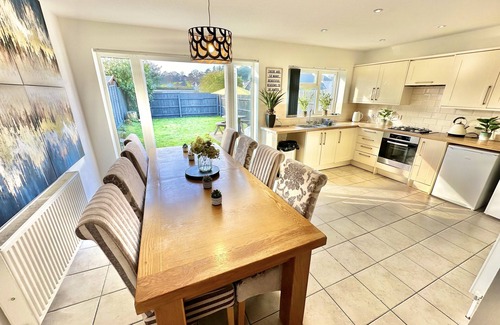 Poole House | Large Four Bedroom - With Hot Tub and Parking - Sleeps 8