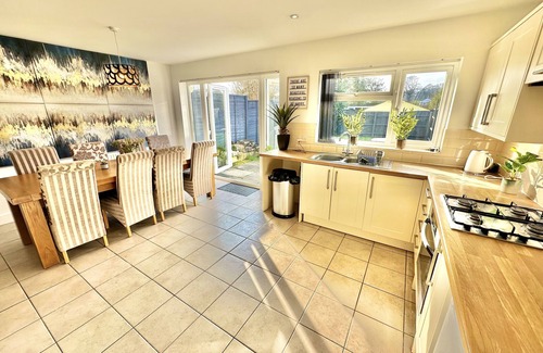 Poole House | Large Four Bedroom - With Hot Tub and Parking - Sleeps 8