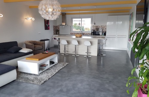 Villeneuve-le-Roi Apartment | Large gîte on the banks of the Seine